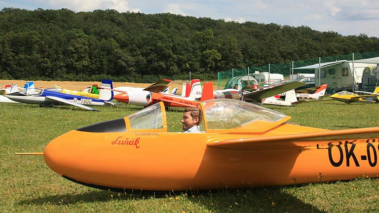 Die meisten Modell-Segler haben einen Piloten im Cockpit sitzen – in Form einer Figur. Die meisten Modell-Segler haben einen Piloten im Cockpit sitzen – in Form einer Figur.