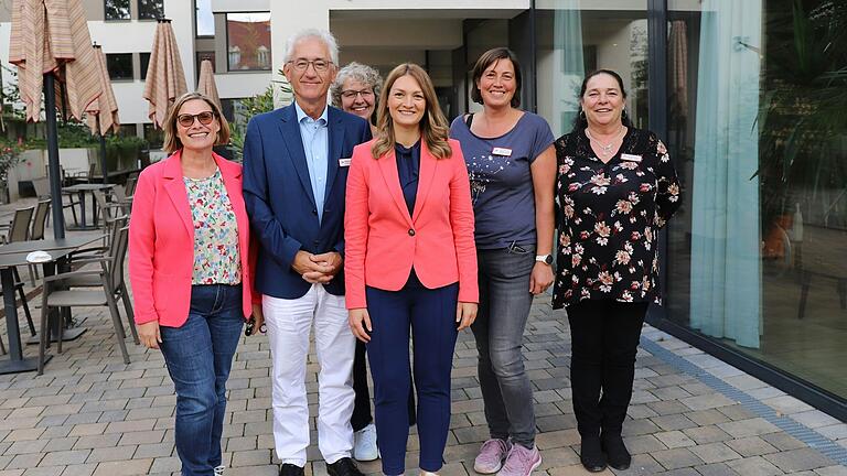 Beim Ortstermin freuen sich (von links): Ulrike Hahn, Bereichsleitung Senioren und Reha, Raimund Binder, Einrichtungsleitung, Olivia Freitag, Gerontopsychiatrische Fachkraft, Judith Gerlach, Susanne Kresser, Hauswirtschaftliche Bereichsleitung und Michaela Rzegotta, Pflegedienstleitung. Beim Ortstermin freuen sich (von links): Ulrike Hahn, Bereichsleitung Senioren und Reha, Raimund Binder, Einrichtungsleitung, Olivia Freitag, Gerontopsychiatrische Fachkraft, Judith Gerlach, Susanne Kresser, Hauswirtschaftliche Bereichsleitung und Michaela Rzegotta, Pflegedienstleitung.