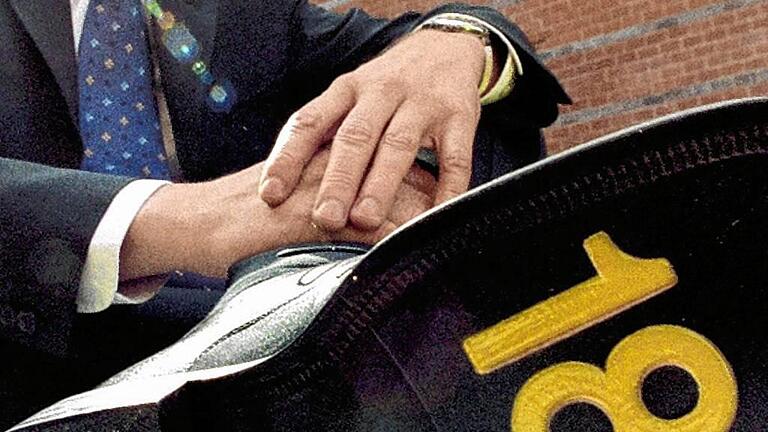 Guido WESTERWELLE, chairman of the FDP, with ' 18 ' on sole of his shoe.       -  Westerwelle und sein &bdquo;Projekt 18&ldquo; für die Bundestagswahl 2002.