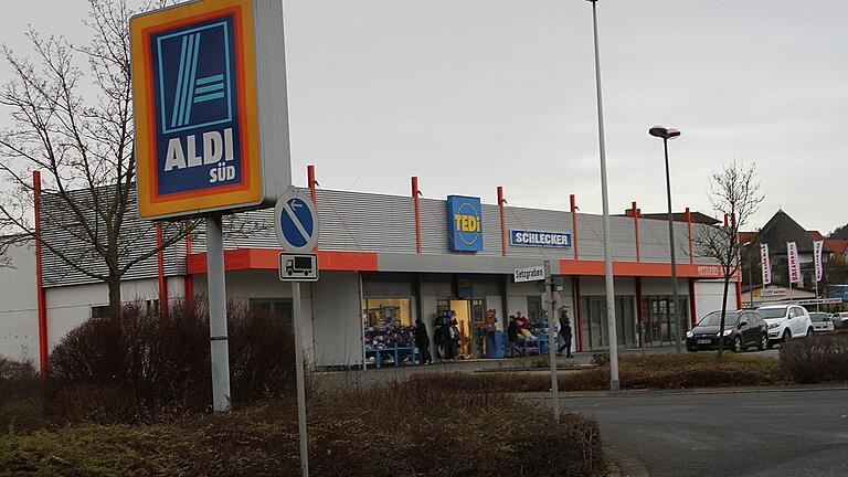 Auf dem Gelände des ehemaligen &bdquo;Shopping-Center&ldquo; in Ebelsbach soll mit einem Neubau ein ganz neuer &bdquo;Aldi&ldquo; entstehen. Das Aldi-Schild zeigt: Der Discounter wechselt nur die Straßenseite.