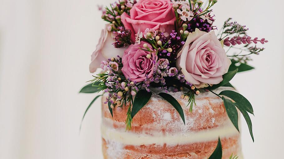 Naked Cake als Hochzeitstorte       -  Naked Cakes sind vor allem auf Vintage-Hochzeiten sehr beliebt als Hochzeitstorten.