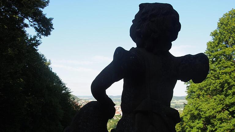 Silhouette einer Putte: Der Ausblick vom Saalecker Berg in Hammelburg ist beeindruckend - ebenso wie die Kreuzwegstationen oberhalb des Klosters Altstadt.Bianca Volkert - Silhouette einer Putte: Der Ausblick vom Saalecker Berg in Hammelburg ist beeindruckend - ebenso wie die Kreuzwegstationen oberhalb des Klosters Altstadt.Bianca Volkert Silhouette einer Putte: Der Ausblick vom Saalecker Berg in Hammelburg ist beeindruckend - ebenso wie die Kreuzwegstationen oberhalb des Klosters Altstadt.Bianca Volkert - Silhouette einer Putte: Der Ausblick vom Saalecker Berg in Hammelburg ist beeindruckend - ebenso wie die Kreuzwegstationen oberhalb des Klosters Altstadt.Bianca Volkert