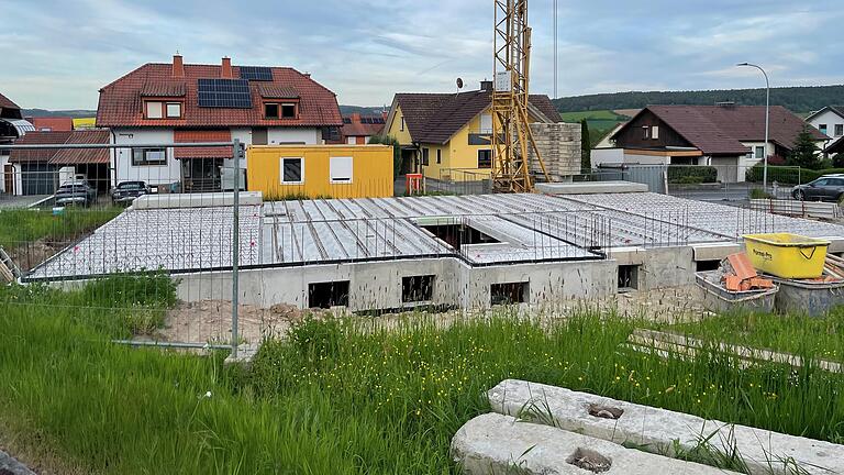 In der Steinstraße in Niederlauer entsteht derzeit ein Wohnhaus. Seine Höhe und Dimension sorgten für zeitweise hitzige Diskussionen im Gemeinderat. In der Steinstraße in Niederlauer entsteht derzeit ein Wohnhaus. Seine Höhe und Dimension sorgten für zeitweise hitzige Diskussionen im Gemeinderat.