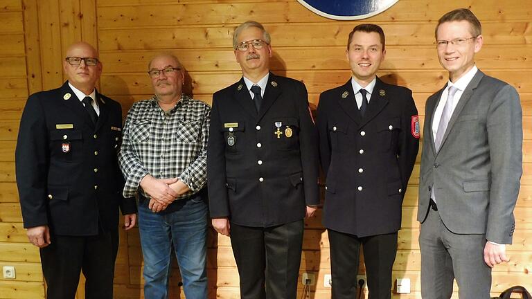 Im Bild: Stadtbrandrat Frank Limbach, „Ehrenkantinée“ Karl-Heinz Wolf, Ehrenmitglied Jochen Anken-brand, Vorstandsvorsitzender Matthias Stockinger und Oberbürgermeister Sebastian Remelé.