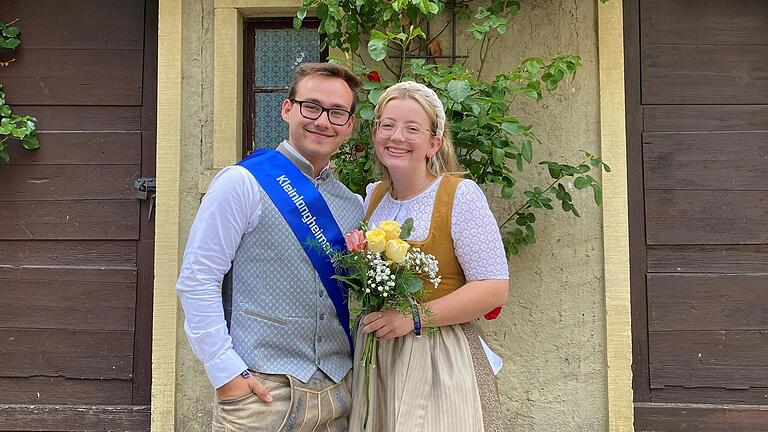 Der neue Kleinlangheimer Weinprinz Leon Gärtner und seine Vorgängerin Julia Kerzner stießen am Freitag beim Empfang in der Kirchenburg auf das Weinfestival an.