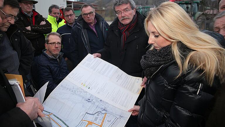Stadtratsmitglieder und die Bürgermeisterin Anna Stolz studierten bei der Ortsbesichtigung den Bebauungsplan des Gewerbegebietes „Am Steinbrünnlein” von Heugrumbach. Stadtratsmitglieder und die Bürgermeisterin Anna Stolz studierten bei der Ortsbesichtigung den Bebauungsplan des Gewerbegebietes „Am Steinbrünnlein” von Heugrumbach.