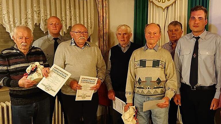 Felix Pfister (rechts) und Florian Tebbe (Zweiter von links) zusammen mit den Geehrten für 60 Jahre Mitgliedschaft: Ludwig Büttner, Alexander Walter, Alois Schraut, Hermann Vay und Ludwig Gailing. In Abwesenheit ausgezeichnet wurden Edmund Pfister, Edmund Vay, Oswald Dörflein, Ludwig Müller, Otto Rottmann und Anton Spahn.