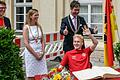 Kickersspieler Luke Hemmerich beim Eintrag ins Goldene Buch der Stadt Würzburg. Die Bürgermeister Martin Heilig, Judith Jörg und Oberbürgermeister Christian Schuchardt freuen sich mit der Mannschaft.