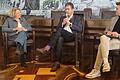 Wie arbeitet der Stadtrat in Würzburg? Oberbürgermeister Christian Schuchardt im Gespräch mit (von links) Stephanie Böhm (Akademie Frankenwarte) und Elias Lang (Kolping Akademie).