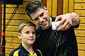 Badminton gegen Dänemark       -  Badminton-Berühmtheit: Michael Fuchs beim Selfie mit einem jugendlichen Fan.