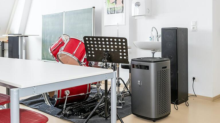 Mobile Luftfilteranlagen sind in schlecht belüftbaren Räumen im Dachgeschoss des Röntgen-Gymnasiums&nbsp; aufgestellt.&nbsp;