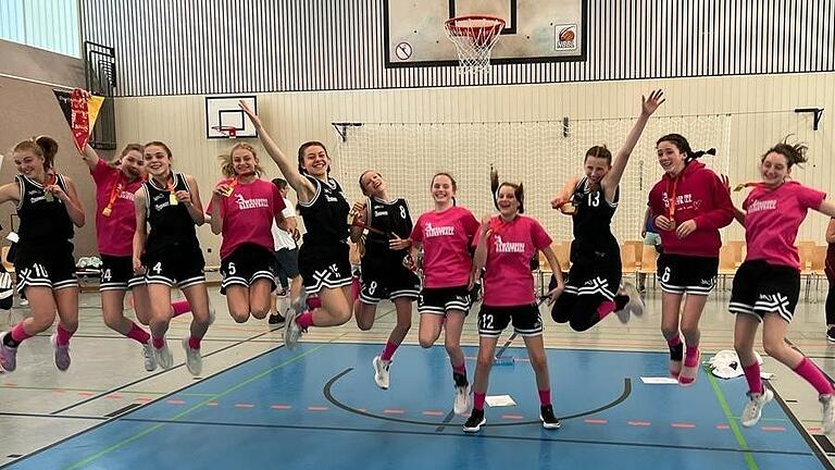 Die weibliche U 14 der TG Würzburg ist in Berlin Deutscher Meister im Basketball ihrer Altersklasse geworden. In den drei Spielen blieben die Würzburgerinnen ungeschlagen. Die weibliche U 14 der TG Würzburg ist in Berlin Deutscher Meister im Basketball ihrer Altersklasse geworden. In den drei Spielen blieben die Würzburgerinnen ungeschlagen.