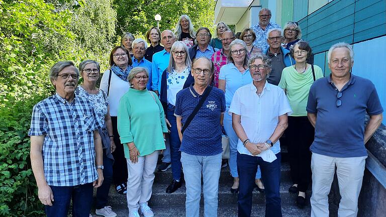 Kamen die Schülerinnen und Schüler der Realschule Lauda früher überwiegend aus dem Gebiet Lauda-Königshofen, Grünsfeld, Wittighausen und dem benachbarten Bayern, so sind sie diesmal zum Klassentreffen aus ganz Deutschland angereist. Kamen die Schülerinnen und Schüler der Realschule Lauda früher überwiegend aus dem Gebiet Lauda-Königshofen, Grünsfeld, Wittighausen und dem benachbarten Bayern, so sind sie diesmal zum Klassentreffen aus ganz Deutschland angereist.