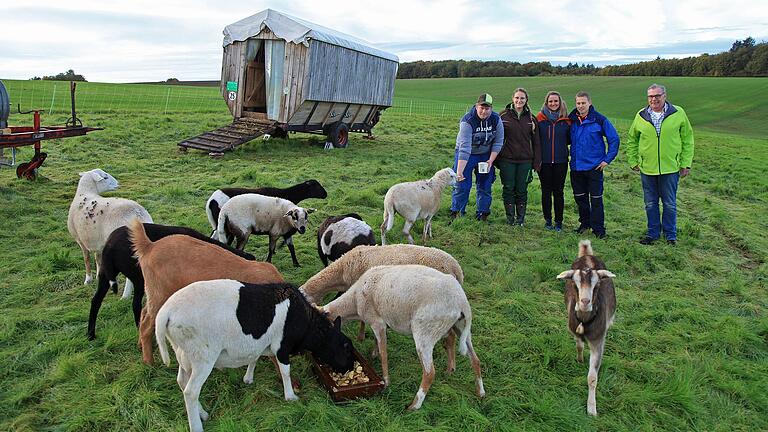 Landschaftspflege als Hobby beitreiben in Hettstadt Sven (28) und Aileen Pecher (25) mit Matthias Richter (33) und Marion Weis (31) unter Beteiligung des örtlichen Naturschutzbeauftragten Klaus Gottschlich (von links) mit einer kleinen Herde aus inzwischen neun Schafen und zwei Ziegen.