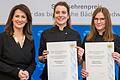 Die Bäckermeisterinnen Lea Wagner und Johanna Lenhardt (von links) sind nun Mitglieder der „Deutschen Bäckernationalmannschaft“. Ministerin Michaela Kaniber ehrte sie.