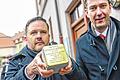 Stolperstein für Ferdinand Boxhorn: Stephan Probst (links) hat Boxhorns Schicksal erforscht und die Patenschaft für den Gedenkstein übernommen. OB Christian Schuchardt erinnerte während der Verlegung daran, dass Homosexuelle heute noch verfolgt werden.
