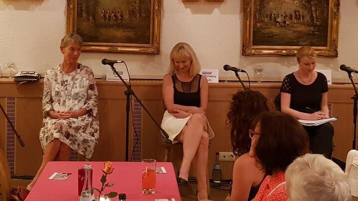 Podiumsdiskussion der Landfrauen in Markelsheim (von links): Die Bundestagskandidatinnen Nina Warken (CDU), Charlotte Schneidewind-Hartnagel (Grüne), Christina Baum (AfD) Carina Schmidt (FDP) und Dorothee Schlegel (SPD) stellten sich den Fragen des Moderators und des überwiegend weiblichen Publikums. Podiumsdiskussion der Landfrauen in Markelsheim (von links): Die Bundestagskandidatinnen Nina Warken (CDU), Charlotte Schneidewind-Hartnagel (Grüne), Christina Baum (AfD) Carina Schmidt (FDP) und Dorothee Schlegel (SPD) stellten sich den Fragen des Moderators und des überwiegend weiblichen Publikums.