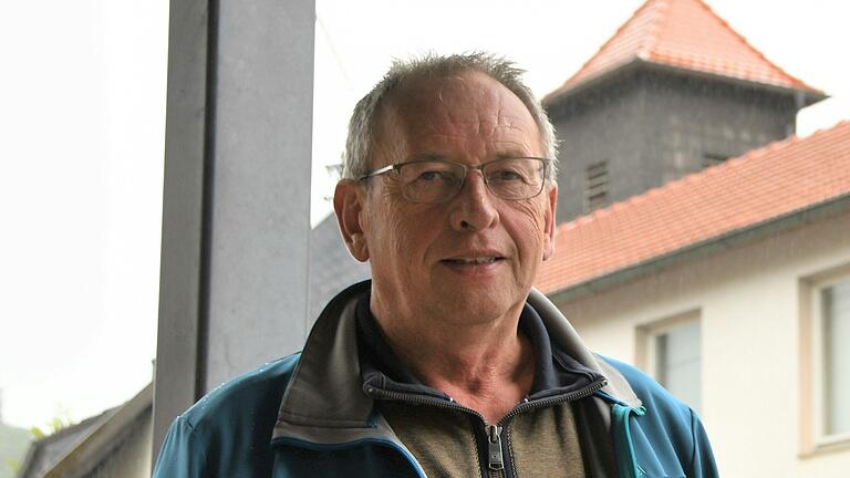 Auras Bürgermeister Wolfgang Blum vor dem Rathaus. Auras Bürgermeister Wolfgang Blum vor dem Rathaus.