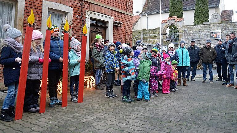Schön dass Du da bist, sang die Kindergruppe unter der Leitung von Heidi Gebhardt zu Beginn der neunten Oberickelsheimer Dorfweihnacht auf dem Kirchplatz.