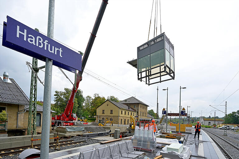 Ein Kran hebt Teile des neuen Aufzugs an den Bestimmungsort im Bahnhof Haßfurt. Ein Kran hebt Teile des neuen Aufzugs an den Bestimmungsort im Bahnhof Haßfurt.