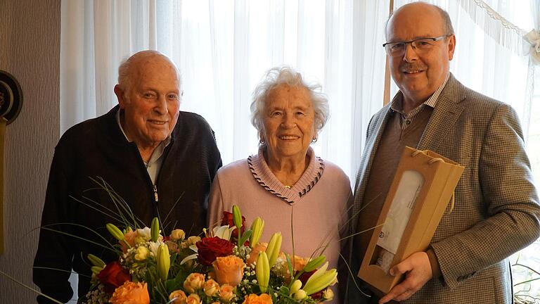 Rudolf und Annemarie Rettinger feierten Eiserne Hochzeit, dazu gratulierte stellvertretender Bürgermeister Werner Herrbach aus Gemünden. Rudolf und Annemarie Rettinger feierten Eiserne Hochzeit, dazu gratulierte stellvertretender Bürgermeister Werner Herrbach aus Gemünden.