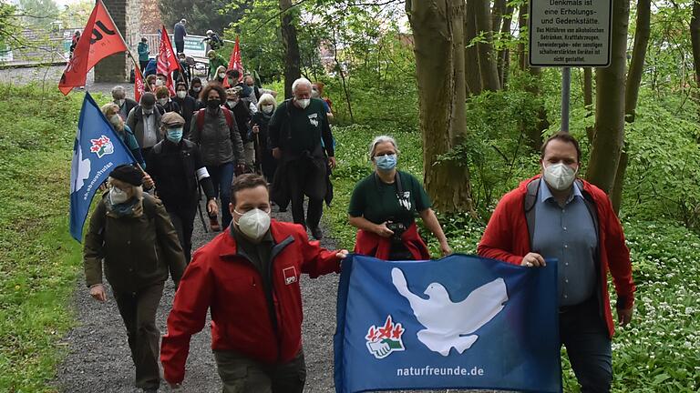 Eine Wandergruppe der Naturfreunde-Friedenswanderung 'Frieden in Bewegung' 2021 unterwegs auf der Etappe von Barsinghausen nach Bad Münder.