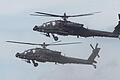 Dieses Symbolbild zeigt zwei US-Kampfhubschrauber vom Typ AH-64 Apache während eines Manövers. Drei Maschinen dieses Typs sind am Abend des 2. November bei Gerolzhofen und Donnersdorf über längere Zeit gekreist.