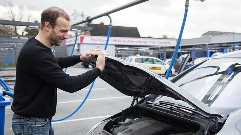 Kühlflüssigkeit.jpeg       -  Eigeninitiative: Der Check der Auto-Klimaanlage ist alles andere als einfach.
