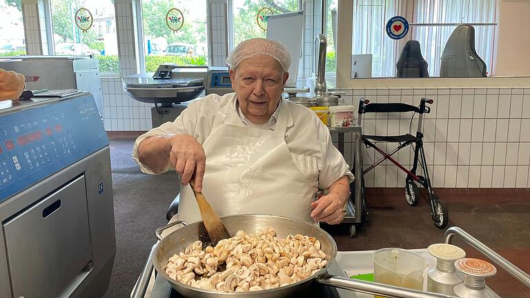 Götz Ulrich Wachter, 83, sitzt in seiner Wurstküche in Kitzingen. Der Betrieb läuft wieder, die Folgen des Hochwassers sind noch nicht alle beseitigt. Götz Ulrich Wachter, 83, sitzt in seiner Wurstküche in Kitzingen. Der Betrieb läuft wieder, die Folgen des Hochwassers sind noch nicht alle beseitigt.