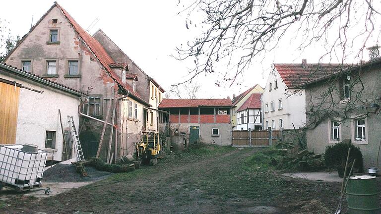 So sah der Hof vor seiner Sanierung aus: Das Wohnhaus (links) war einsturzgefährdet, der Hofraum unbefestigt. So sah der Hof vor seiner Sanierung aus: Das Wohnhaus (links) war einsturzgefährdet, der Hofraum unbefestigt.