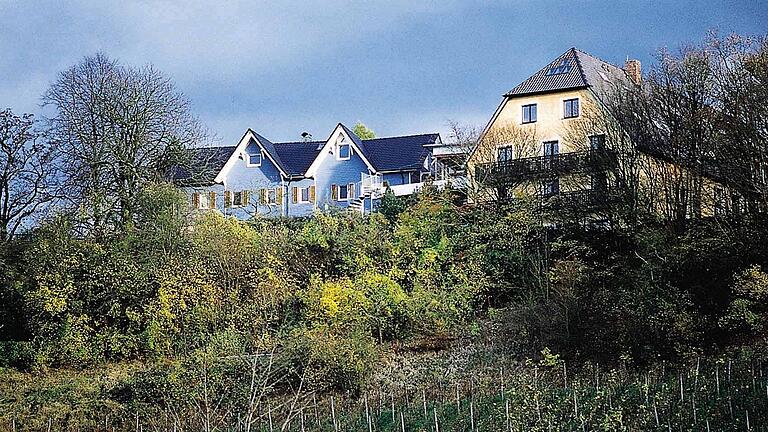 Die Klinik am Steigerwald oberhalb von Gerolzhofen: Im Rahmen des in Bayern ausgerufenen Katastrophenfalls werden hier ab Donnerstag Corona-Patienten mit einem leichten Krankheitsverlauf untergebracht. Die Klinik am Steigerwald oberhalb von Gerolzhofen: Im Rahmen des in Bayern ausgerufenen Katastrophenfalls werden hier ab Donnerstag Corona-Patienten mit einem leichten Krankheitsverlauf untergebracht.