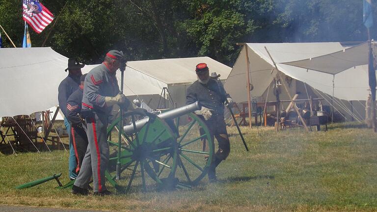 Gewaltig krachte die Kanone beim Westernfest in der bei Archshofen gelegenen Holdermühle.