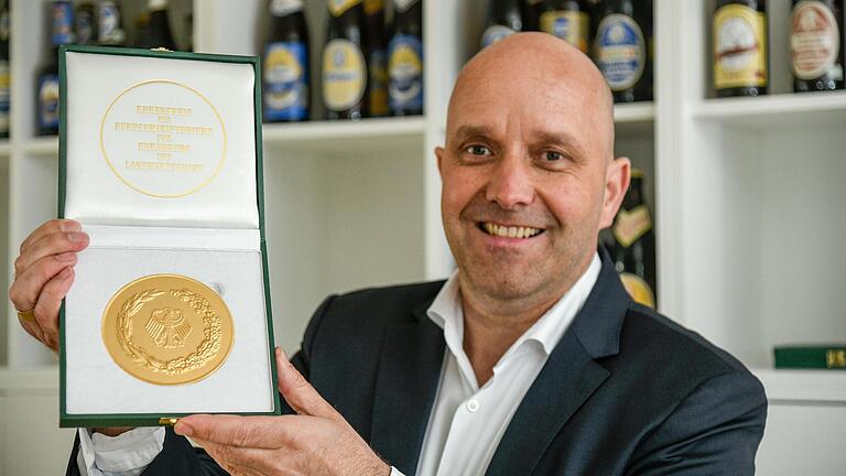 Die Ostheimer Streck Bräu wurde mit dem Titel „Brauerei des Jahres 2022“ ausgezeichnet. Axel Kochinki mit der Auszeichnung. (Archivbild) Die Ostheimer Streck Bräu wurde mit dem Titel „Brauerei des Jahres 2022“ ausgezeichnet. Axel Kochinki mit der Auszeichnung. (Archivbild)