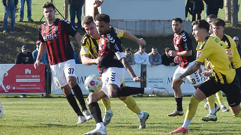 Michael Dellinger (vorne links) markierte den 1:2-Anschlusstreffer für den TSV Aubstadt gegen die SpVgg Bayreuth.