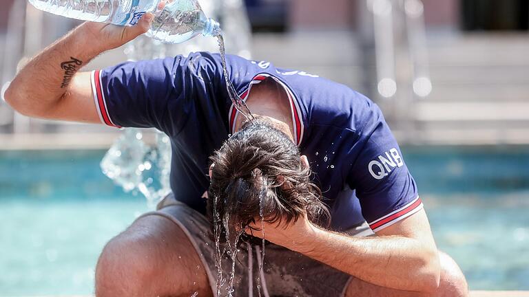 Extreme Temperaturen machen im Sommer immer mehr Menschen zu schaffen. Einige Tipps und Tricks helfen aber, der Hitze zu trotzen.