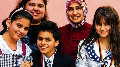 Drei Elfjährige aus Karlstadt punkten in Nürnberg beim Regionalentscheid der „Deutsch-Türkischen Kulturolympiade“: Merve Akin, Mehmet Pesli und Sena Dokkal (vorne, von links) kommen auf die ersten drei Plätze. Mit auf dem Bild sind ihre Betreuerinnen, die Lehramtsstudentinnen Nagihan Yesildal (hinten, links) und Nadiye Yaman. Drei Elfjährige aus Karlstadt punkten in Nürnberg beim Regionalentscheid der „Deutsch-Türkischen Kulturolympiade“: Merve Akin, Mehmet Pesli und Sena Dokkal (vorne, von links) kommen auf die ersten drei Plätze. Mit auf dem Bild sind ihre Betreuerinnen, die Lehramtsstudentinnen Nagihan Yesildal (hinten, links) und Nadiye Yaman.