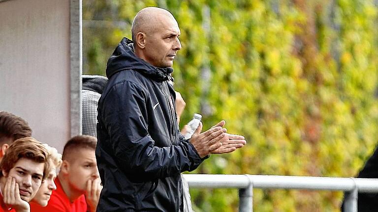 Kickers-Reserve-Trainer Claudiu Bozesan beim Spiel gegen den FC Amberg im Oktober 2016.