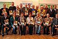 Die Geehrten im Fußballkreis Schweinfurt (hintere Reihe von links): Edgar Hedrich (Kreisehrenamtsbeauftragter), Geldersheims Bürgermeister Oliver Brust, Schweinfurts stellvertretender Landrat Peter Seifert, Theo Vey (SpVgg Ermershausen), Thomas Sauer (SC Maroldsweisach), Helmut Henkelmann (FC Geesdorf), Uwe Kowalik (FC Donnersdorf), Franz Schleyer (SC Hesselbach), U30-Kreissieger Ingo Willacker (FC Gerolzhofen), Burkard May (FT Schweinfurt), Richard Schmitt (FC Wasserlosen), Karl Bauer (FC Gerolzhofen), Walter Stark (DJK Alitzheim), Otto Sahlmüller (SV Mönchstockheim), Uwe Holzinger (DJK Wülfershausen), Martin Spallek (TV Jahn Schweinfurt), Ehrengast Harald Aumeier, Bezirksehrenamtsreferent Toni Adelhardt, Gottfried Bindrim (Kreisvorsitzender), BFV-Vizepräsident Jürgen Pfau, sowie vorne Heinz Dinkel (VfL Volkach), Gerhard Walz (SV Oberwerrn), Anja Fößel (TV Königsberg), Helga Schneider (FSV Krum), Martina Keller (SV Sömmersdorf), Silvia Fink (HSV Birnfeld), Aloisia Schlereth (FC Geldersheim), Kreissieger Josef Mock (FC Kleinsteinach) und Severin Bauer (VfL Niederwerrn).