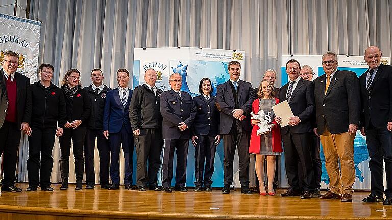 Neben Vertretern der Stadt Ochsenfurt waren auch Angehörige von Polizei, Feuerwehr und Hilfsdiensten sowie Landtagsabgeordneter Volkmar Halbleib (links) und Landrat Eberhard Nuß (rechts) zur Verleihung des Heimatpreises durch Heimatminister Markus Söder nach Schweinfurt gekommen.