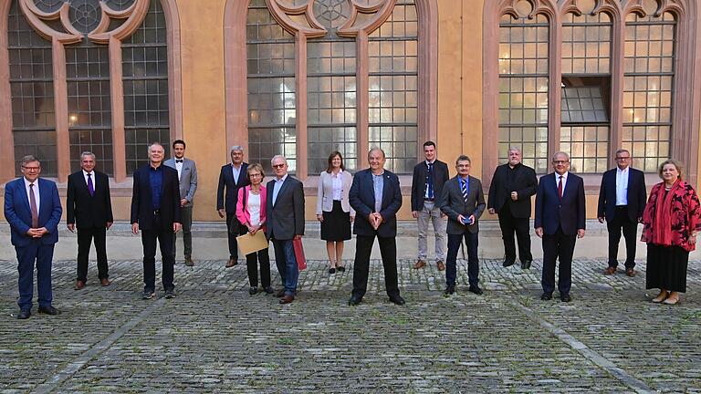 Mit der kommunalen Verdienstmedaille in Bronze des Freistaates Bayern wurden in der Würzburger Neubaukirche Klaus Körber (Dritter von links), Kurt Kleinschnitz (Siebter von links mit Ehefrau), Christoph Trautner (Mitte vorne) und Jürgen Renner (Fünfter von rechts) durch Regierungspräsident . Eugen Ehmann (Dritter von rechts) ausgezeichnet.&nbsp;