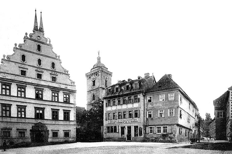 Erinnerung an das jüdische Leben in Marktbreit (Lkr. Kitzingen): das Kaufhaus von Sabina und Leopold Putzel am Schlossplatz. Das Gebäude steht nicht mehr, heute befindet sich dort die 'Schloss Apotheke'. Erinnerung an das jüdische Leben in Marktbreit (Lkr. Kitzingen): das Kaufhaus von Sabina und Leopold Putzel am Schlossplatz. Das Gebäude steht nicht mehr, heute befindet sich dort die 'Schloss Apotheke'.
