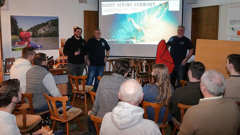 Zu einer interessanten Kombination hatte Tobias Kallenbach (Mitte), zweiter Vorsitzender der Wasserwacht Marktheidenfeld, im Rahmen eines Taucherstammtisches eingeladen: zu einem Whisky-Tasting mit Andreas Kreser (links) gab Derk Remmers (rechts mit einem Hebesack) Informationen über Geisternetze und Wracktauchen in 140 Meter Tiefe.