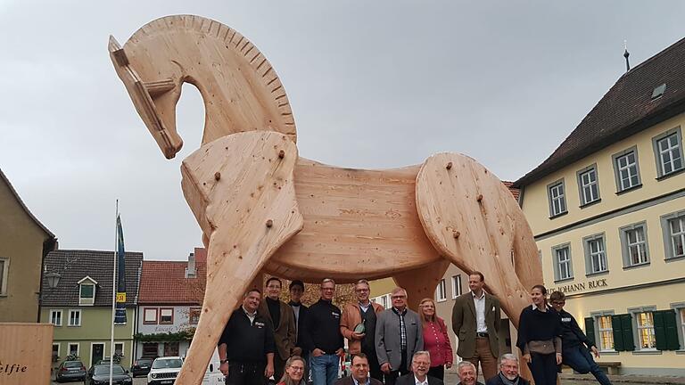 Die Gäste der kleinen Abschiedsfeier zum Wechsel des Trojanischen Pferdes von Iphofen nach Goslar trafen sich natürlich zum Gruppenbild am Marktplatz beim Pferd. Die Gäste der kleinen Abschiedsfeier zum Wechsel des Trojanischen Pferdes von Iphofen nach Goslar trafen sich natürlich zum Gruppenbild am Marktplatz beim Pferd.