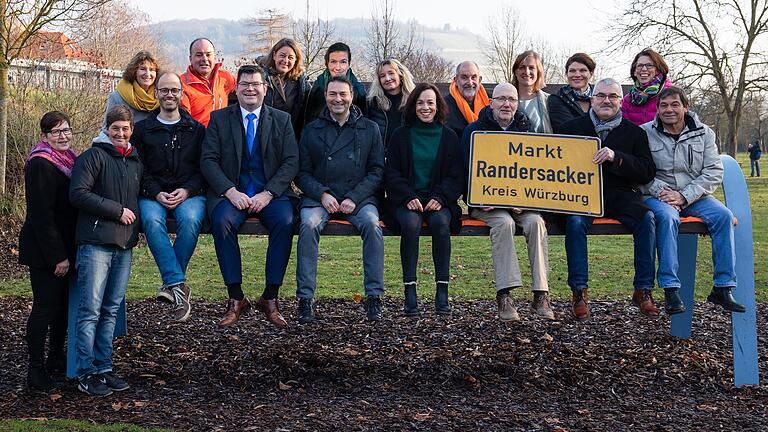 Das Team der Aktiven Bürgerschaft / ödp für Randersacker (hintere Reihe von links): Renate Lussert, Oliver Seichter, Sandrine Heimig, Marlis Heyer, Doro Wehrmann, Roland Marold, Steffi Wierlemann, Andrea von Richthofen, Barbara Schiller. VorneSitzend: Thomas Buffy,  Matthias Henneberger, Dr Marko Schmitt, Tamara Henkelmann, Karl-Heinz Schneider, Alfred Holl, Erwin Fleischmann, sowie stehend die Ersatzkandidatinnen Petra Holl und Viktoria Marold.