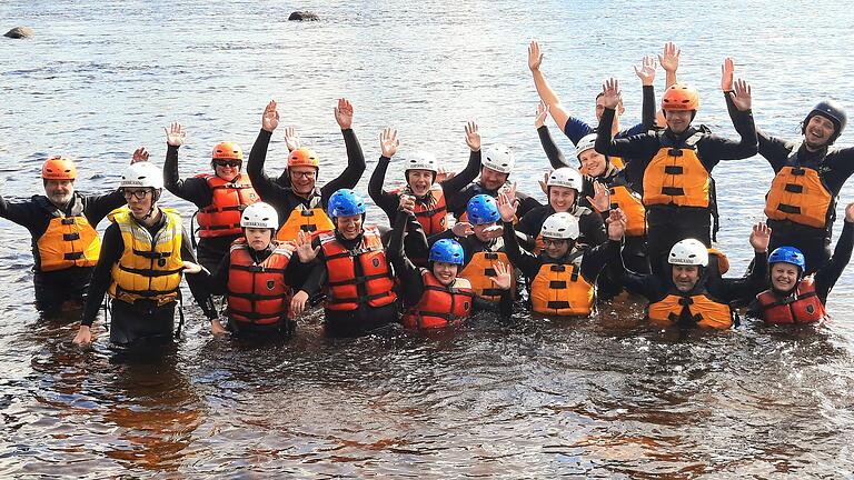 Kanu-Team nach erfolgreichem Rafting auf dem Vindelälv.