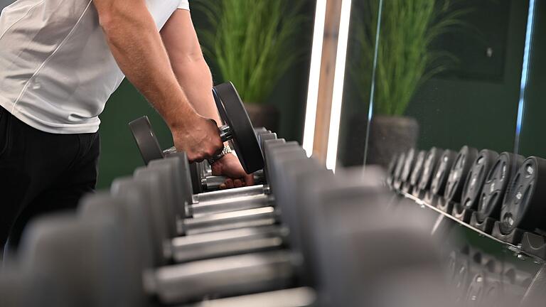 Hantelbank im Fitnessstudio       -  Hanteltraining, um fit zu bleiben: In Smart Gyms kann es passieren, dass sonst niemand im Raum ist.