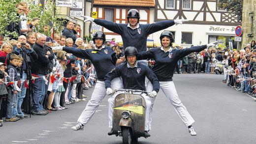 Roller-Akrobatik: Die Vespa-Oldtimerfreunde aus München lieferten vor großer Kulisse eine tolle Show bei den Fladungen Classics. Roller-Akrobatik: Die Vespa-Oldtimerfreunde aus München lieferten vor großer Kulisse eine tolle Show bei den Fladungen Classics.