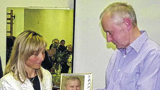 Die stellvertretende Vorsitzende Sylvia Hoh verabschiedete nach 34 Jahren Amtszeit den Vorsitzenden Günter Dietz. Sie schenkte ihm eine Urkunde und einen Zitronenbaum. Die stellvertretende Vorsitzende Sylvia Hoh verabschiedete nach 34 Jahren Amtszeit den Vorsitzenden Günter Dietz. Sie schenkte ihm eine Urkunde und einen Zitronenbaum.