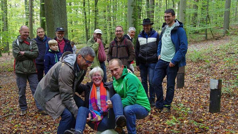 Eine alte Tradition: Stauchen am Grenzstein. Armin Buscham (links) und Matthias Glöckler (rechts) stauchten Stadträtin Martina Greubel.Klaus Werner       -  Eine alte Tradition: Stauchen am Grenzstein. Armin Buscham (links) und Matthias Glöckler (rechts) stauchten Stadträtin Martina Greubel.Klaus Werner