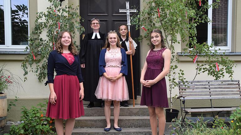 Feierlich trotz der Einschränkungen wegen Corona begingen die drei Abtswinder Konfirmandinnen ihren Konfirmationstag am Sonntag. Feierlich trotz der Einschränkungen wegen Corona begingen die drei Abtswinder Konfirmandinnen ihren Konfirmationstag am Sonntag.